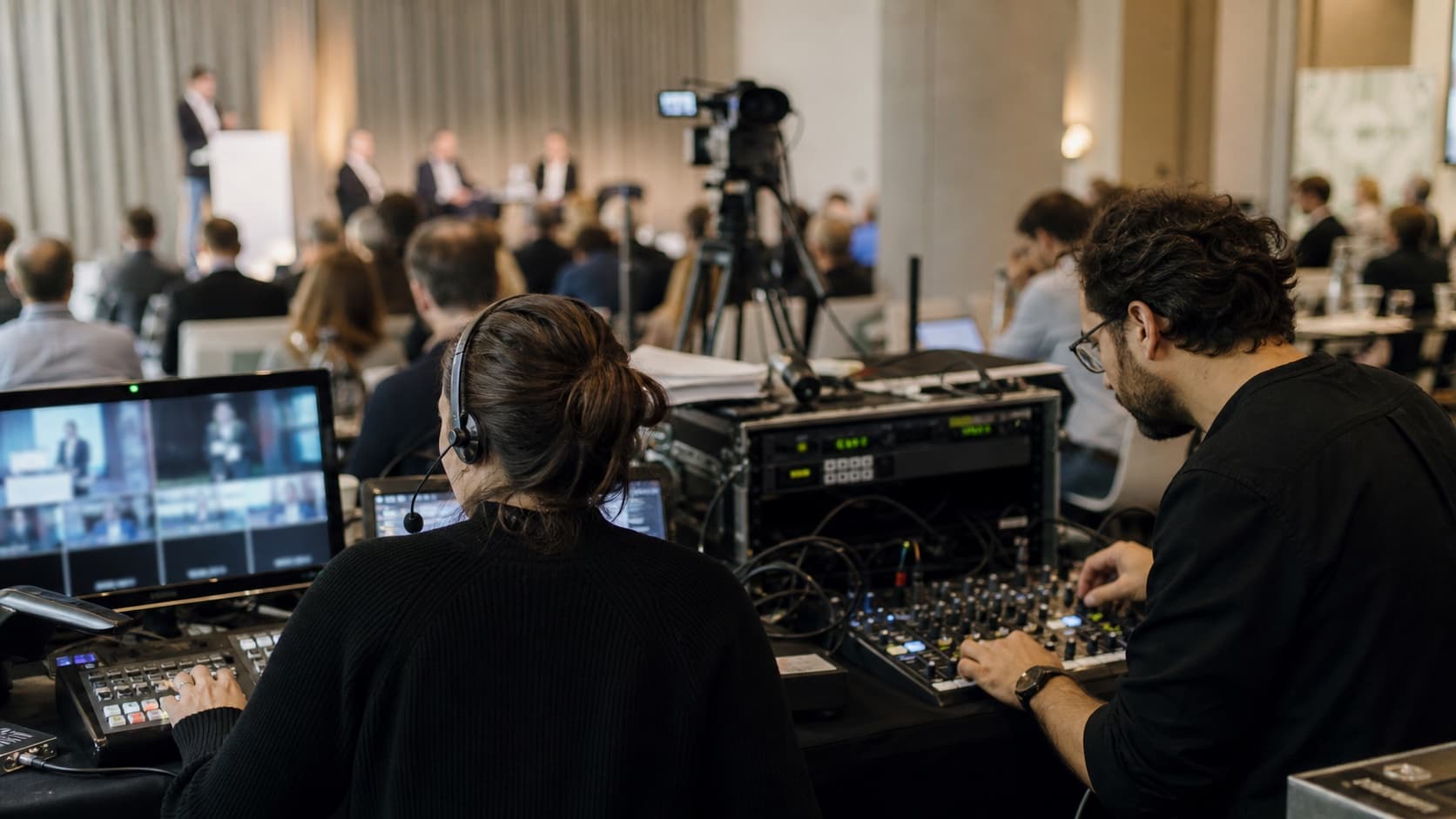 Produktion eines hybriden Business-Events mit Bühne, Kamera und Publikum