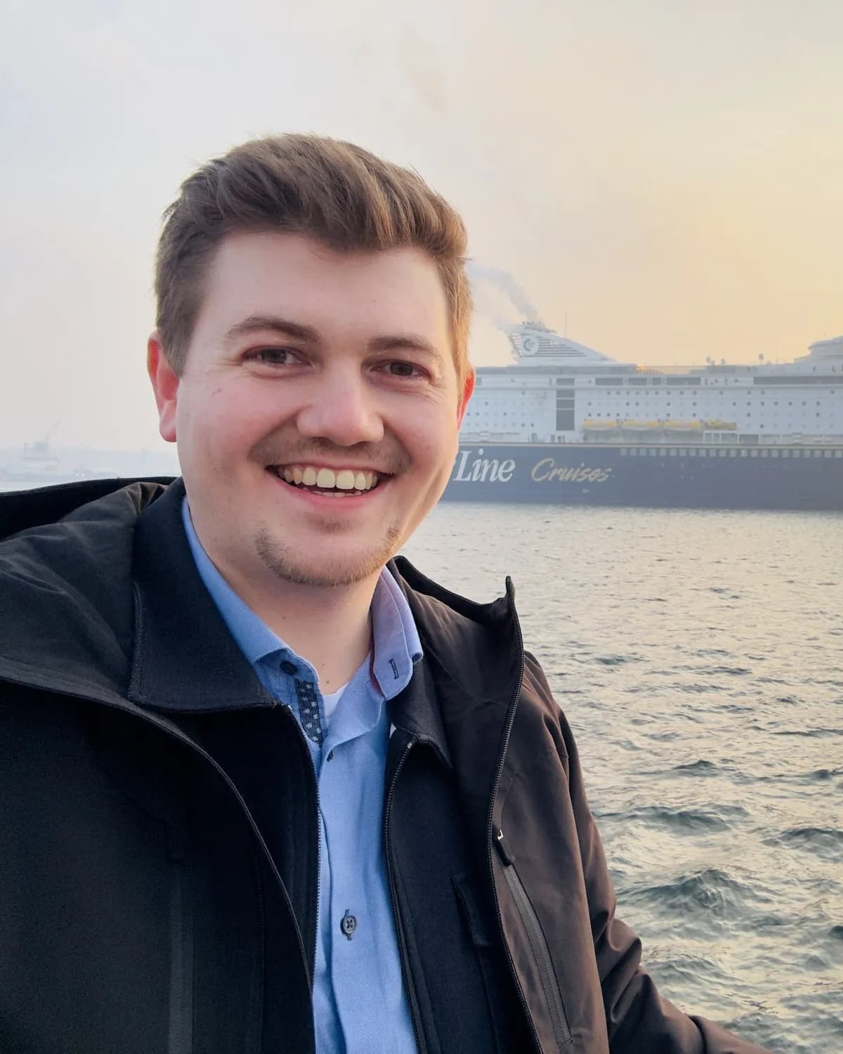 Justus Kornath an der Kieler Förde, im Hintergrund eine Fähre im Morgenlicht